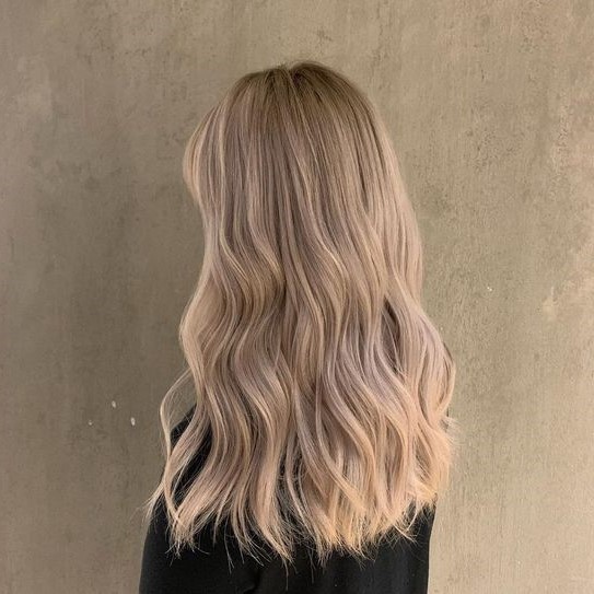 Adoptez la tendance milk tea hair pour le printemps