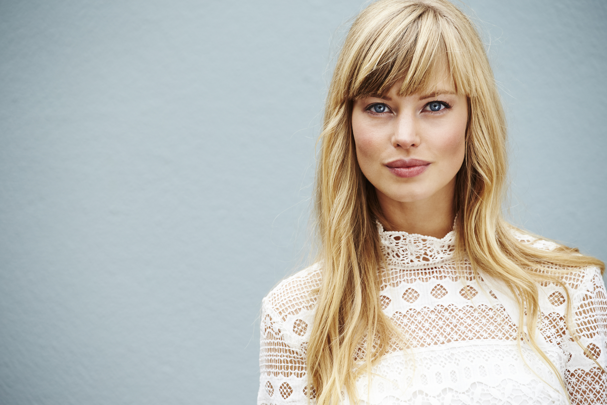 La bottleneck bangs, la frange tendance du printemps